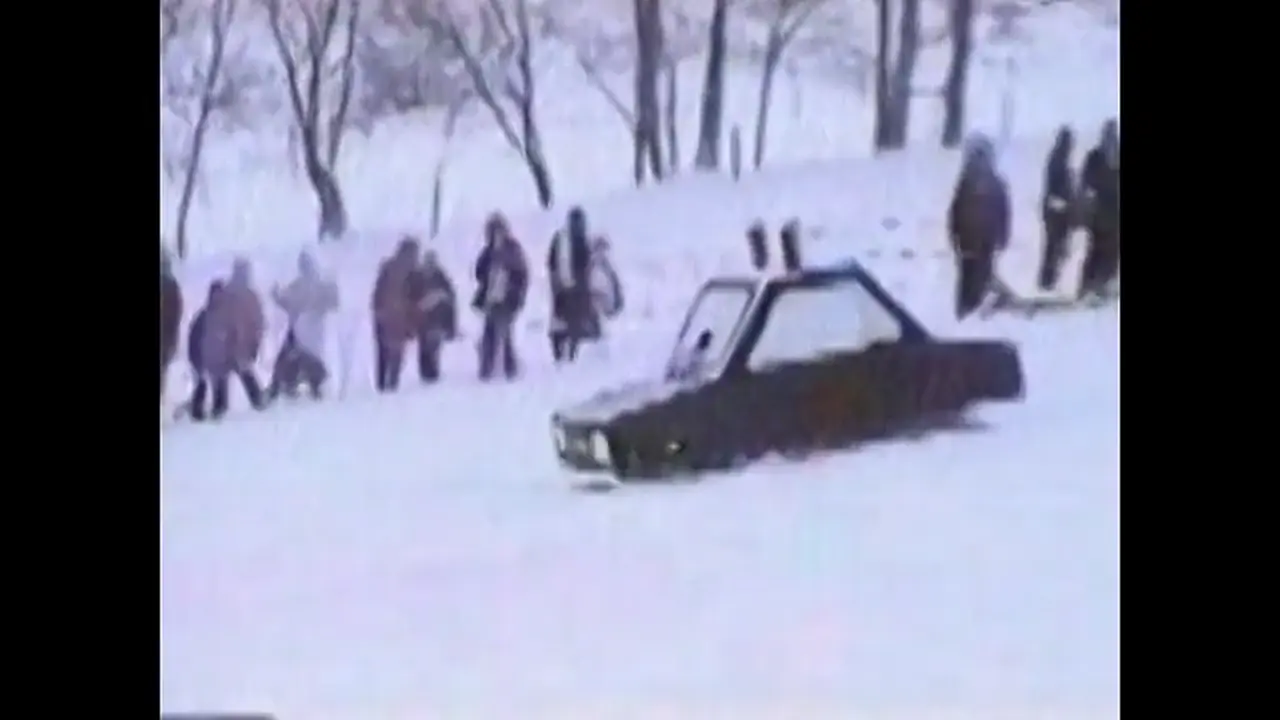 Foto: Das Batmobil mit Batman und Robin beim Skifasching Holzhau 1996