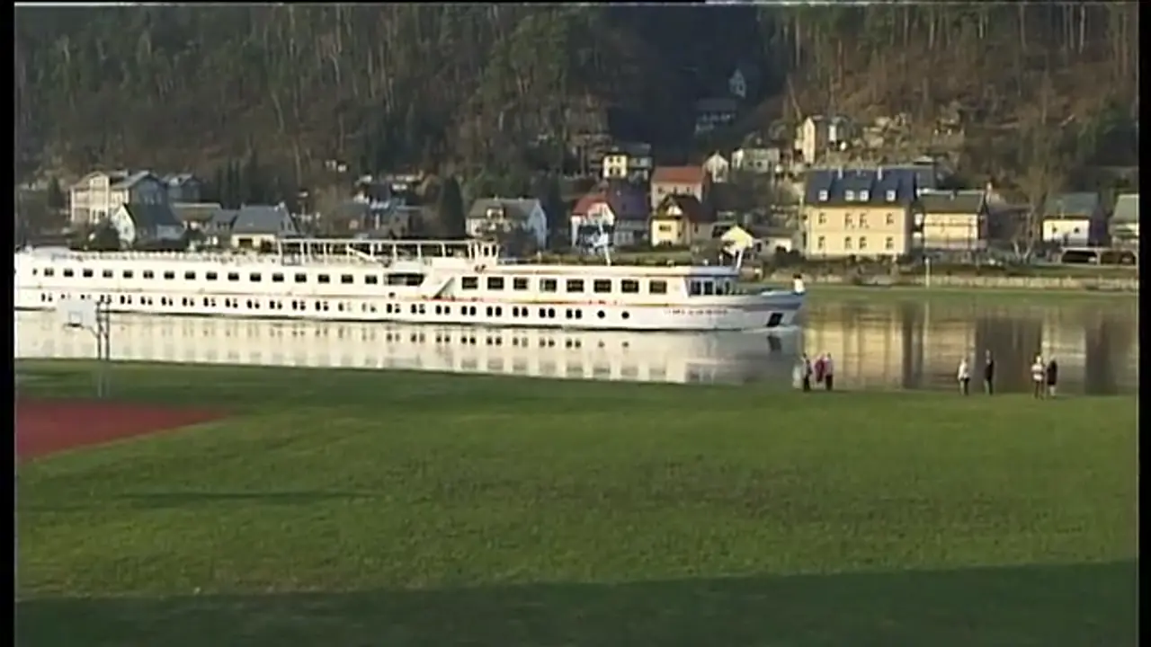 Foto: Das Kreuzfahrtsschiff Clara Schumann in Bad Schandau / Krippen